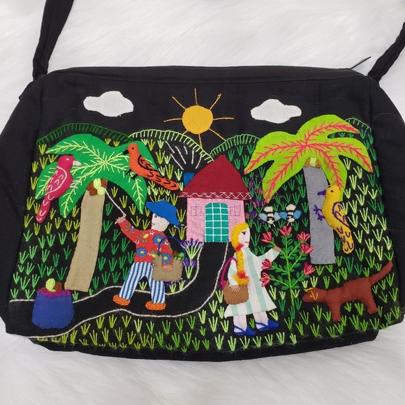 Embroidered quilted medium sized purse with amazing detail - Picture 11 of 14